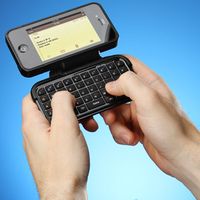 E66e_iphone_case_with_keyboard_inuse