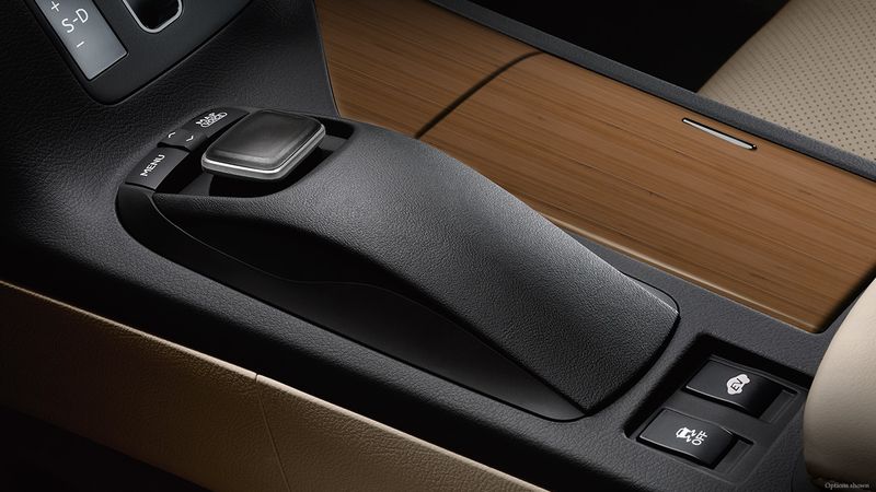 2015-Lexus-tRX-450-hybrid-interior-remote-touch-overlay-1204x677-LEXRXHMY150013