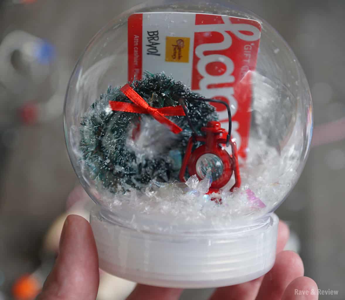 Happy Cards snowglobe with wreath