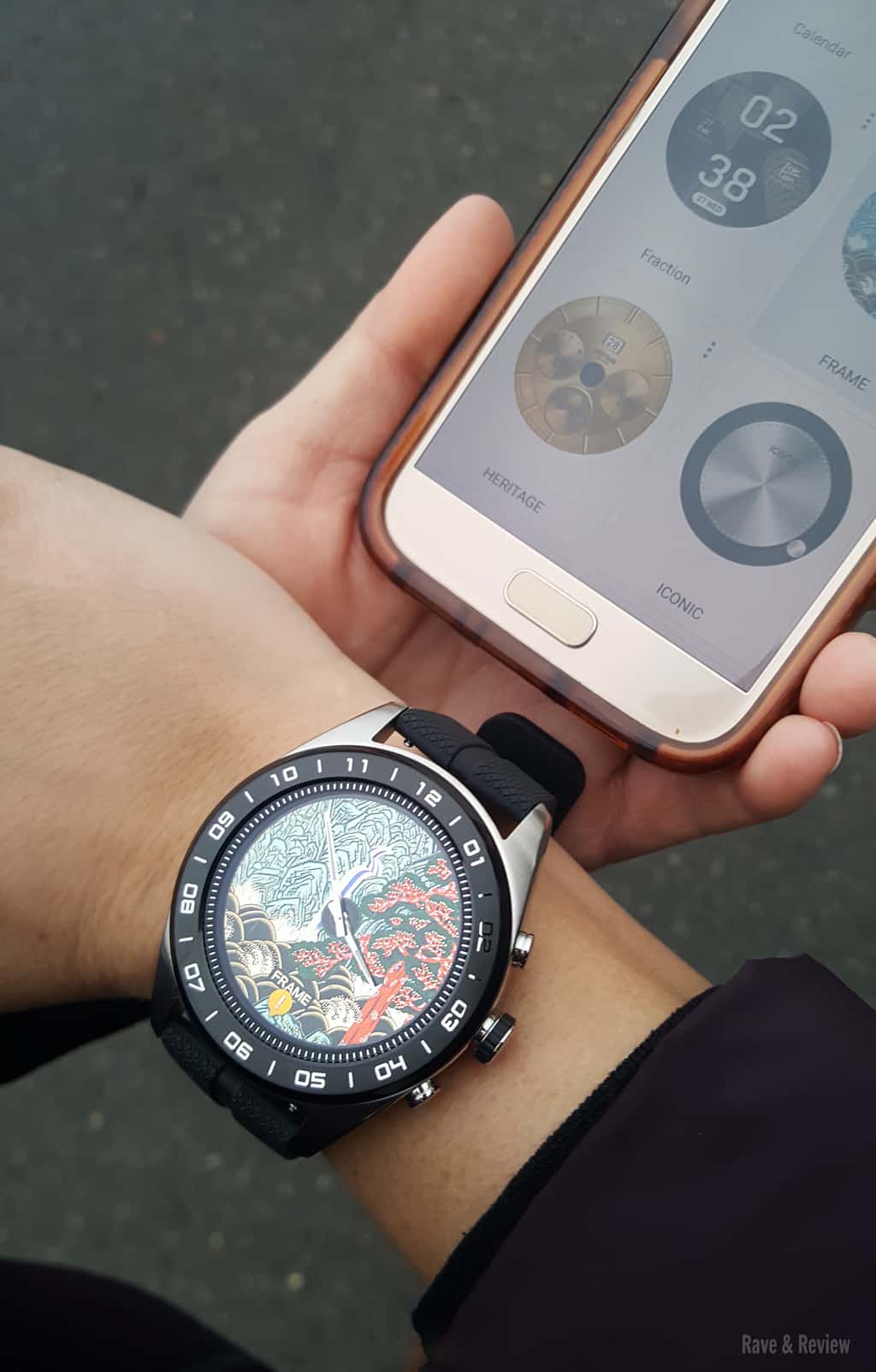 G Watch W7 with smartphone 2