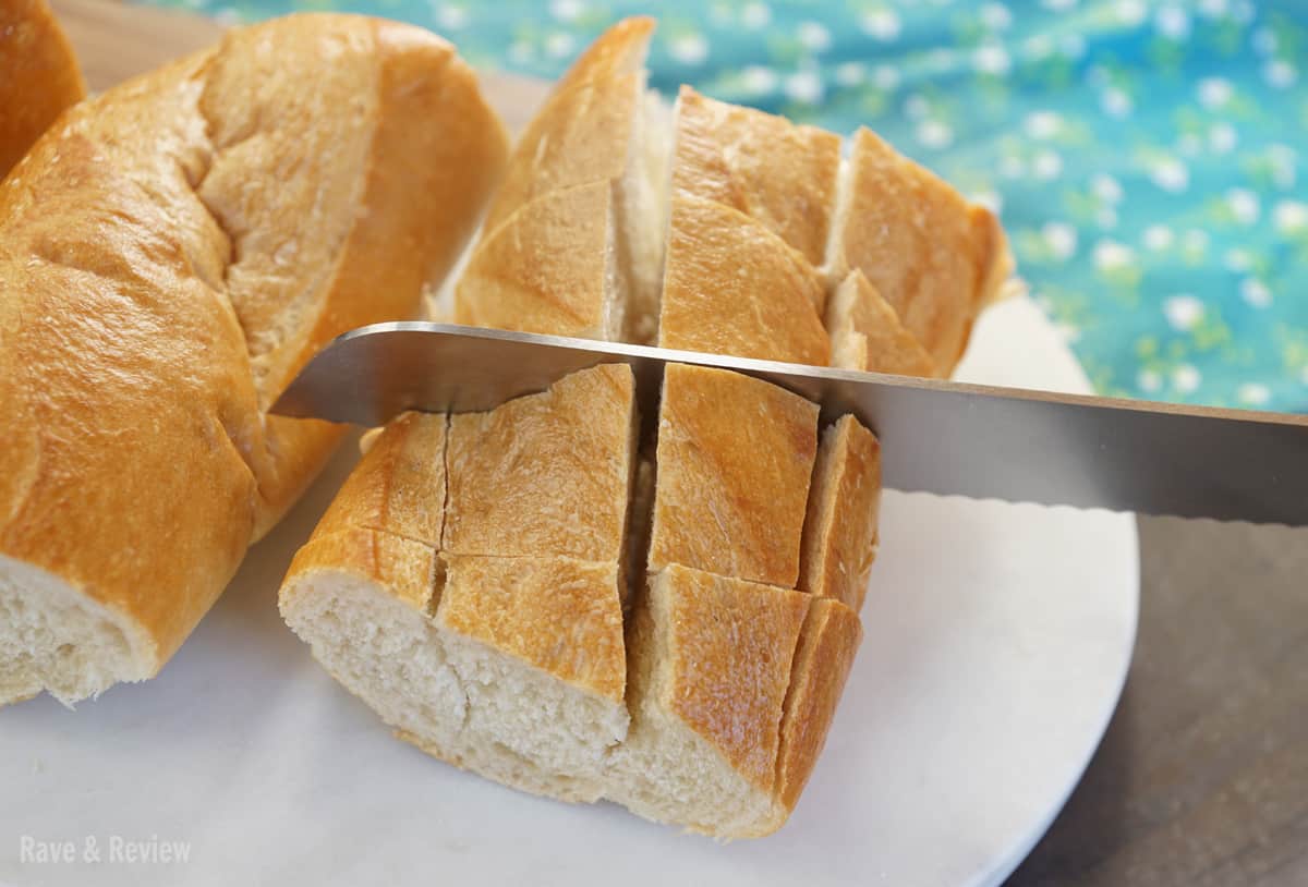 Idahoan cheesy bread cutting