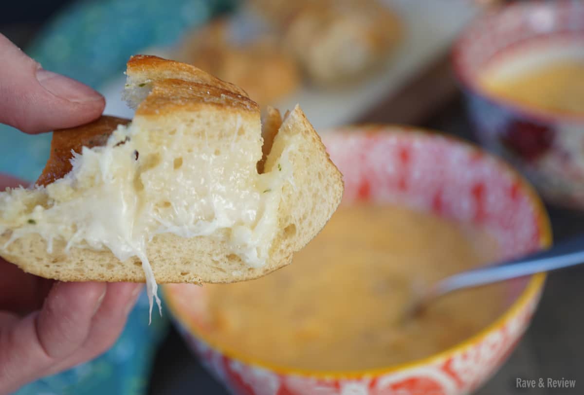 Idahoan soup with pull apart cheese bread