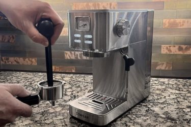 A compact and beginner-friendly espresso machine